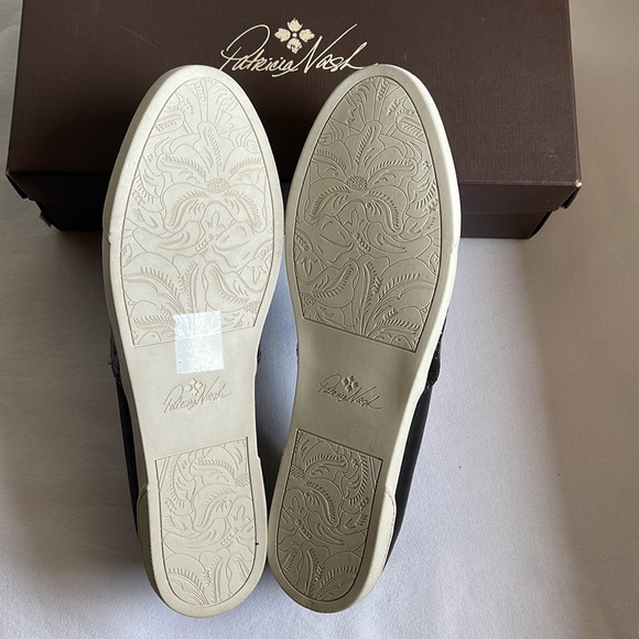 Patricia Nash Women’s Lola Black Tooled Leather Slip On Brand New With box. - Picture 4 of 7